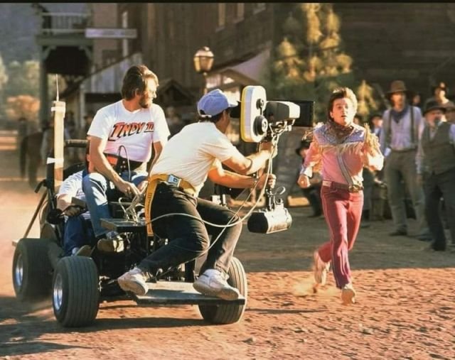 Майкл Джей Фокс за кадром фильма «Назад в будущее, часть 3», 1989 год.