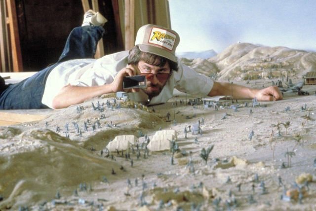 Спилберг во время съемок первого фильма об Индиане Джонсе, 1980 год.