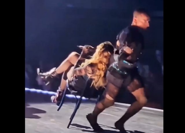 Танцор уронил Мадонну на концерте