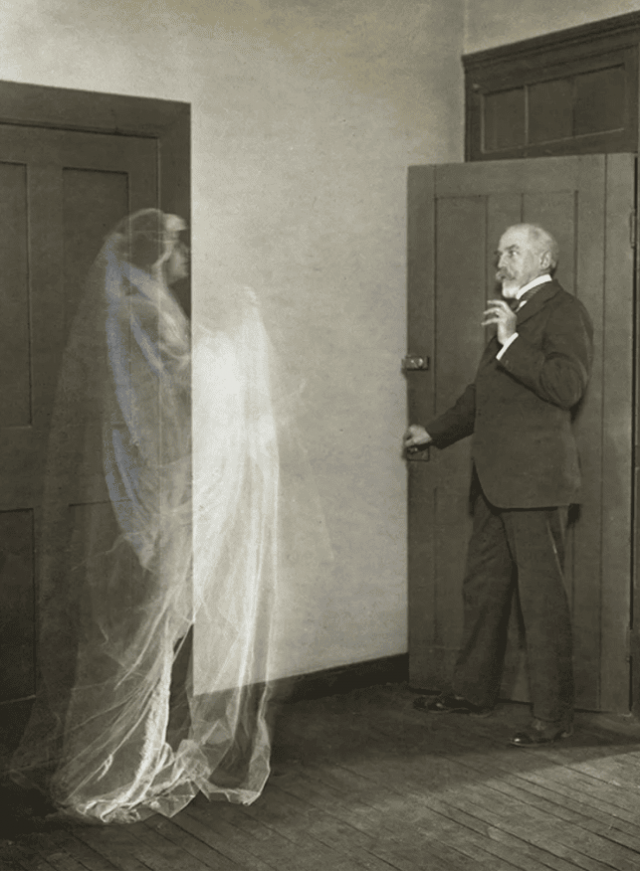 Призрак женщины преследует пожилого профессора, 1910 год