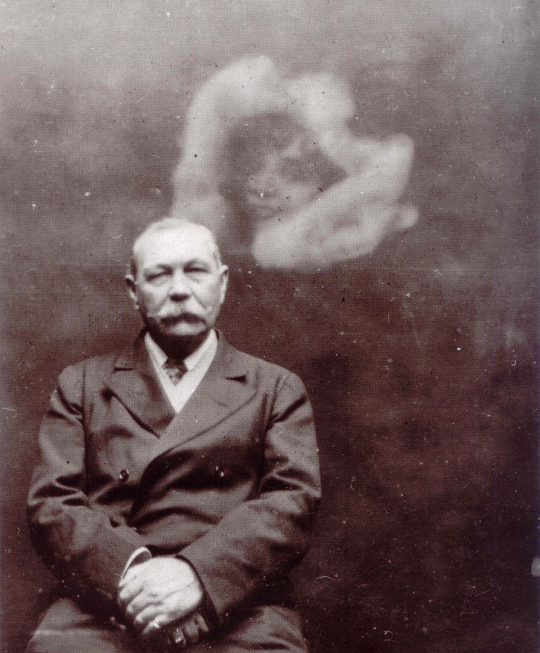 Фотография сэра Артура Конан Дойла с призраком, 1922 год