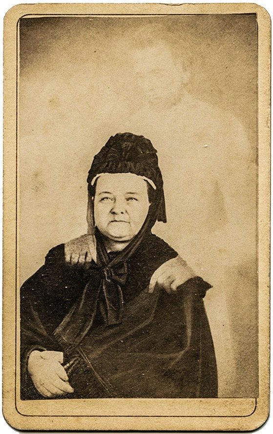 Мэри Тодд Линкольн с призраком Авраама Линкольна, около 1869 года