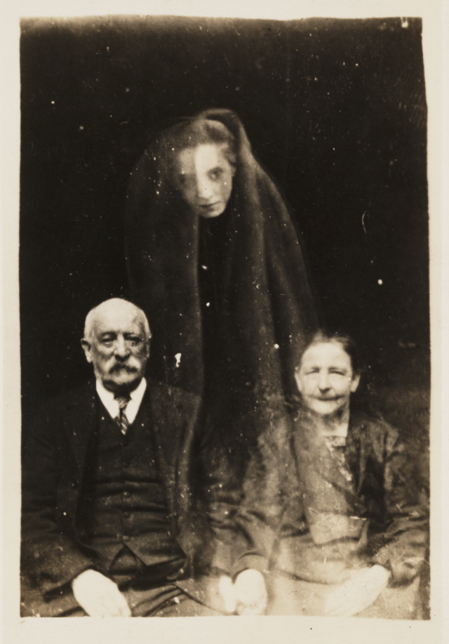Пожилая пара с женщиной-духом, 1920 год