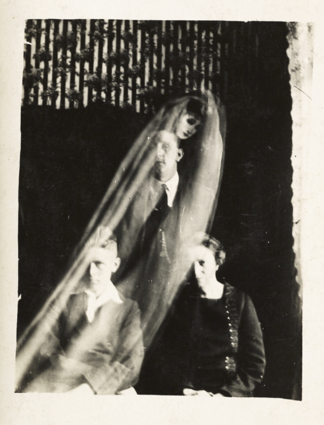 Таинственный женский облик над группой позирующих людей, 1920 год