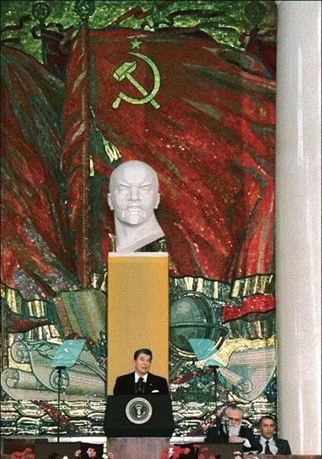 Рональд Рейган выступает в МГУ. Москва, 1988 г.