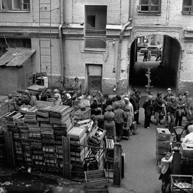 Торговля арбузами и бананами, 1982. Москва