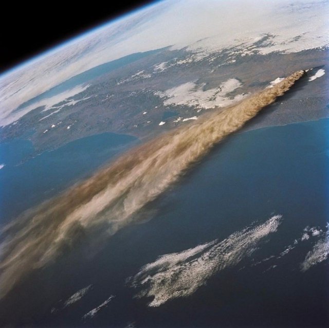 Извержение вулкана: NASA представили снимки из космоса (7 фото)