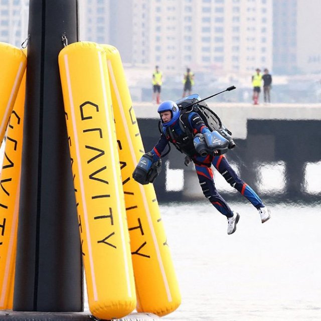 В Дубае прошли первые в мире гонки на реактивных ранцах