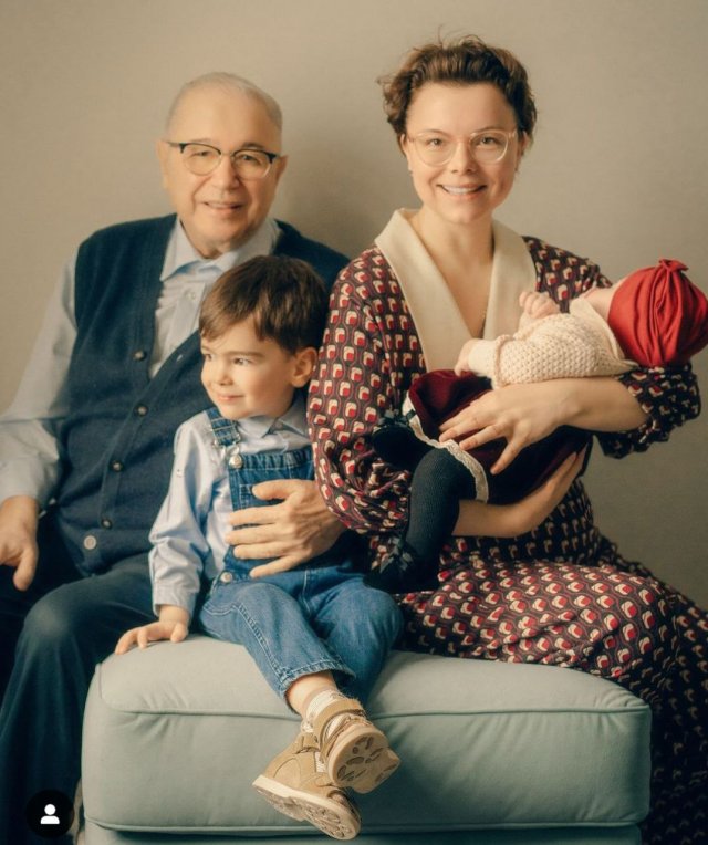 евгений петросян с молодой женой и детьми