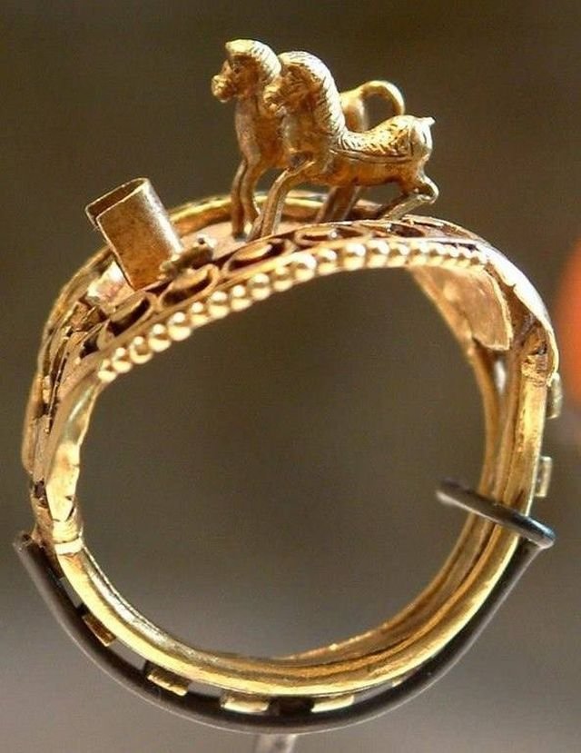 Золотoe кольцо фapaoна Рамзеса II, примерно 1200 год дo н.э.