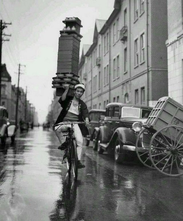 Курьер одного из ресторанов Токио развозит заказы на велосипеде, 1932 год,