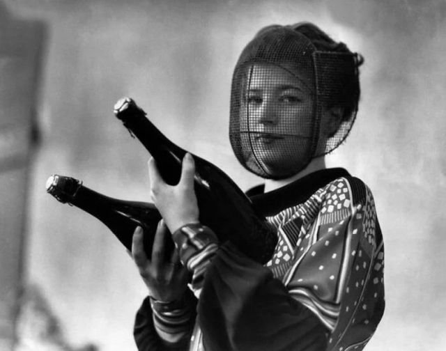 Инспектор по шампанскому в специальной маске для защиты от случайного взрыва бутылки, Калифорния, 1933 г.