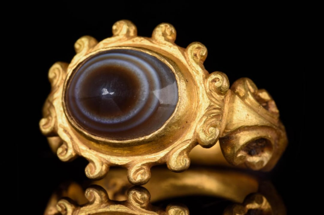 Необычный агат в золотом кольце, Рим, 1-2 век нашей эры