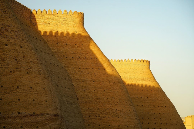 Стены крепости Арк, которые находятся в Бухаре в современном Узбекистане, 5 век