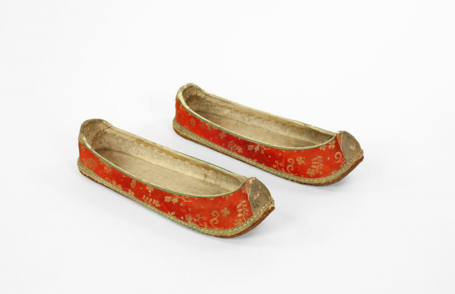 Традиционная корейская обувь, которая имеет отличительную форму каноэ