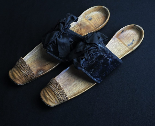 Одна из разновидностей традиционной деревянной азиатской обуви