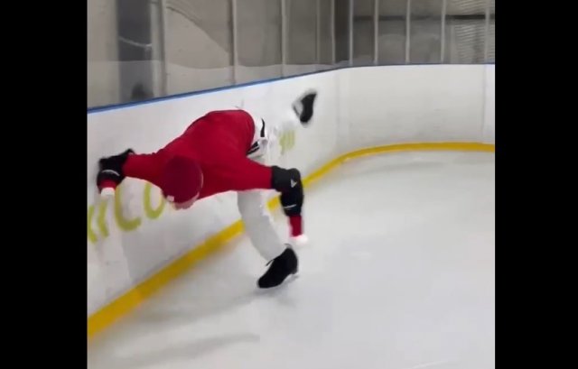 Роман Костомаров смачно упал на коньках