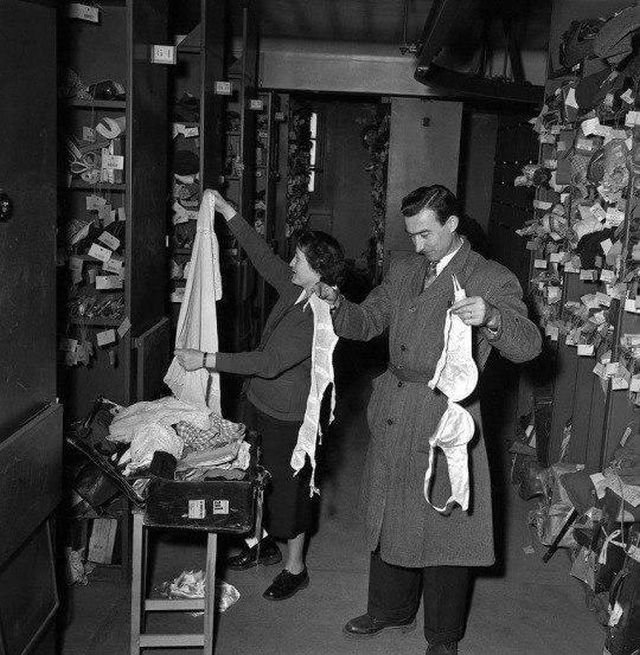 Комната хранения утерянных вещей в отделении полиции, Париж, 1954 г