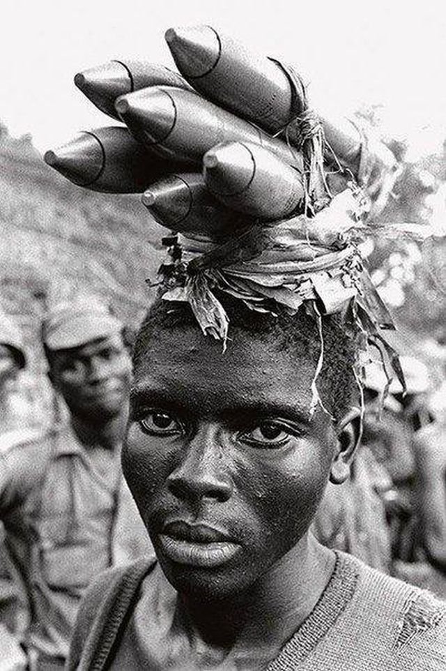 Подносчик снарядов. Гражданская война в Нигерии, 1968 год.