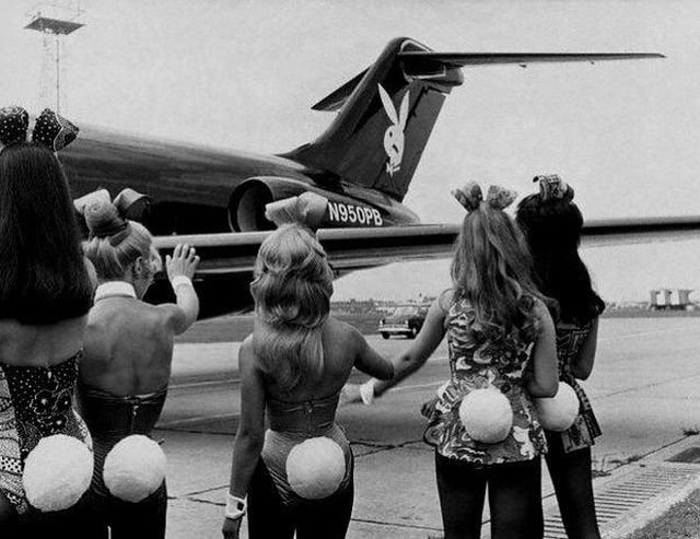 Девочки Playboy приветствует Хью Хефнера во время того , как его частный самолет приземляется в Лондоне , 1970 год.