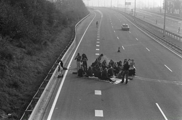 Пикник на скоростном шоссе во время бензинового кризиса. Королевство Нидерландов. 4 ноября 1973 года.