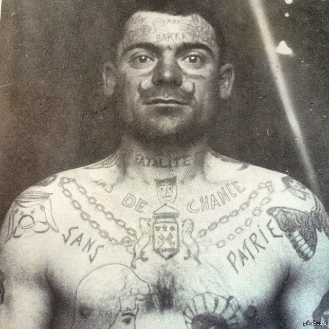 Заключенный французской тюрьмы. Татуировка в виде усов набивалась в знак протеста против администрации. Франция, 1900-е.