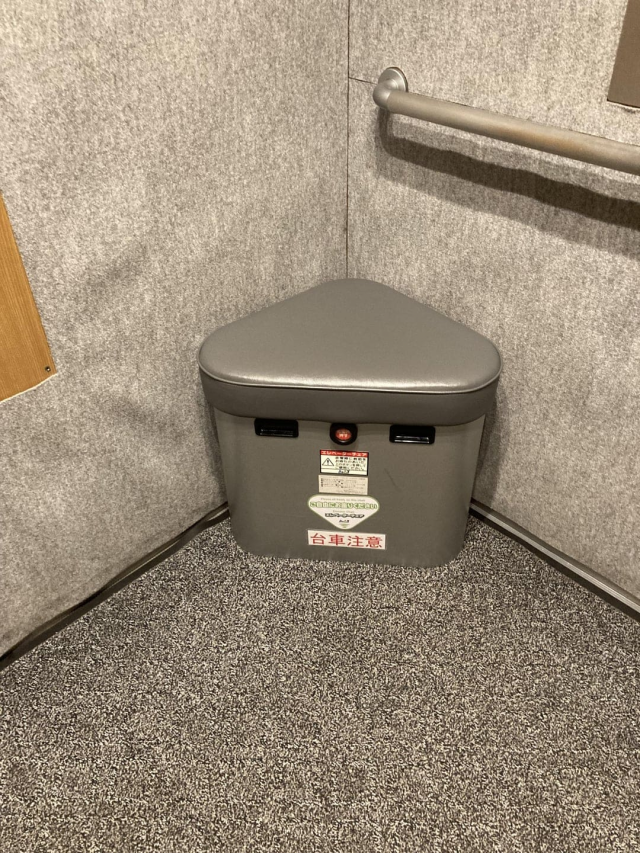 Лифт в этой японском доме имеет контейнер с едой, водой и переносной туалет на случай неисправности