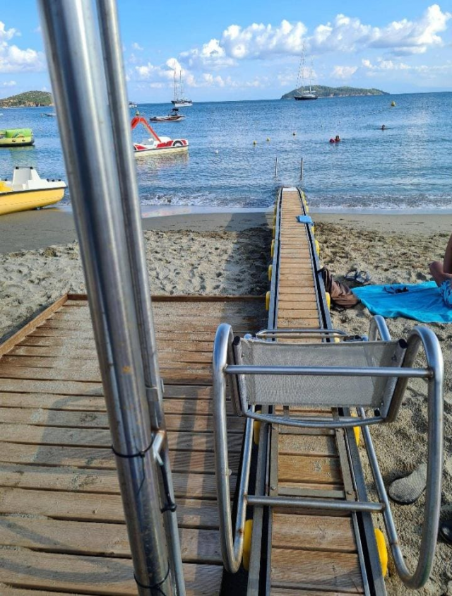 Кресло, позволяющее инвалидам беспрепятственно искупаться в море