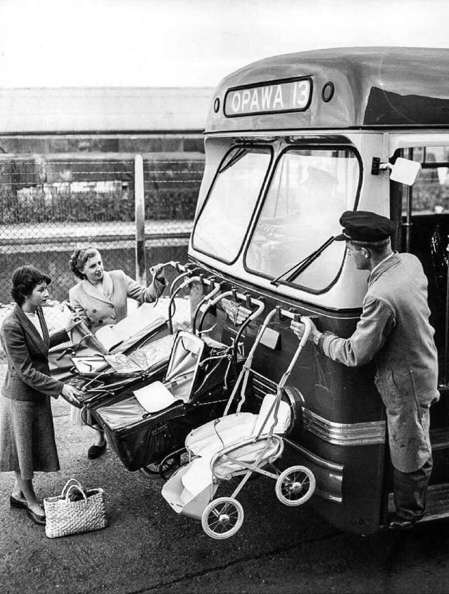 Необычное место для колясок в передней части автобуса. Новая Зеландия, 1950 год.