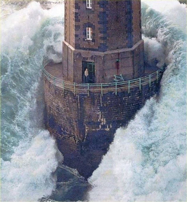 Волна в шторм накрывающая маяк у берегов Франции, 1980-е годы