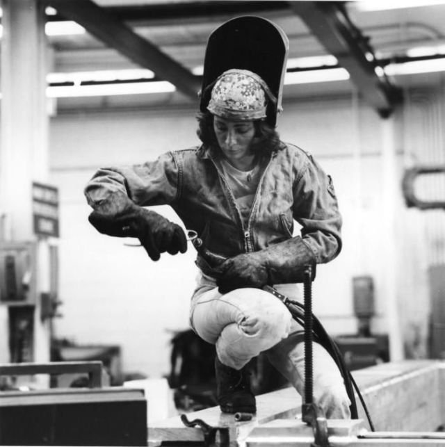 Сварщица на заводе компании Grumman, США, 1979 год.