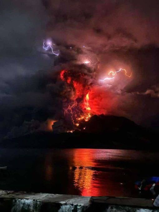 В Индонезии извергается вулкан Руанг