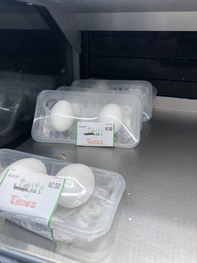 Упаковка с двумя сырыми яйцами
