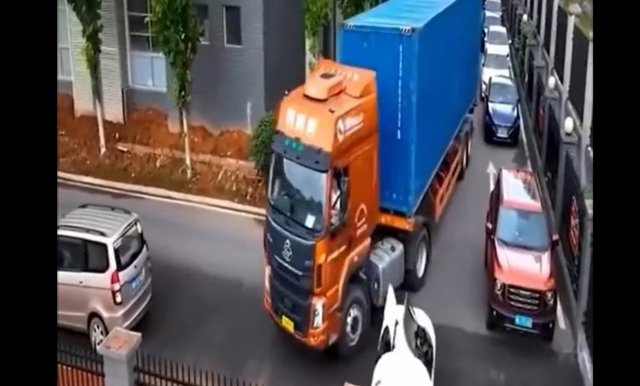 Как паркуются грузовики
