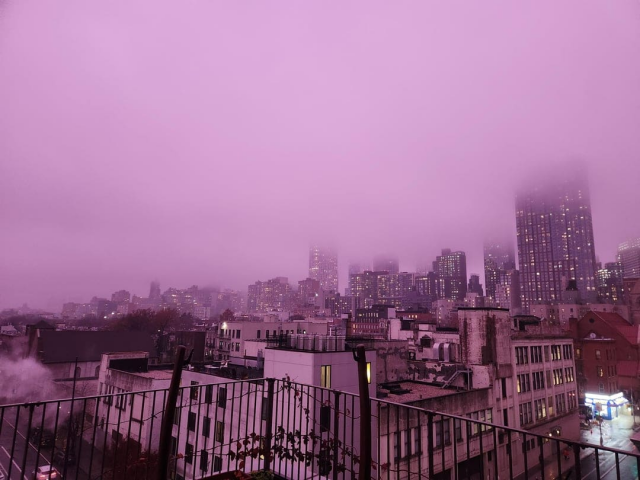 Фиолетовые небо и дымка в Нью-Йорке