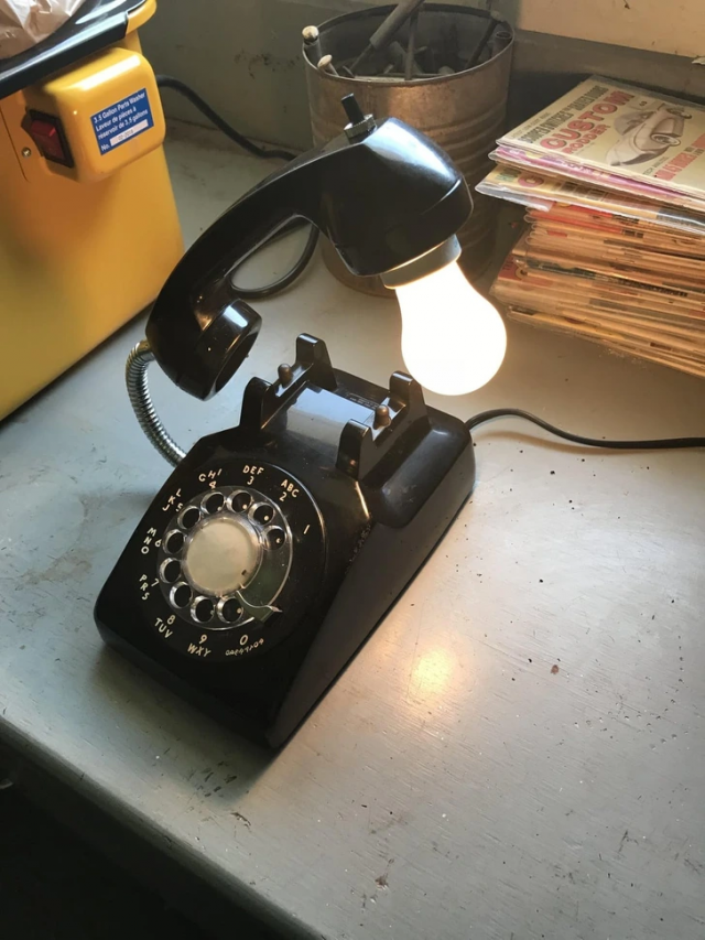 «Я сам сделал эту лампу из старого телефона. Сейчас она в Токио у своего нового владельца»