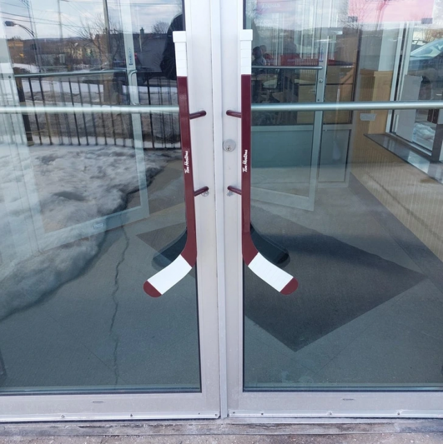 Дверные ручки одного кафе в Канаде сделаны в виде хоккейных клюшек