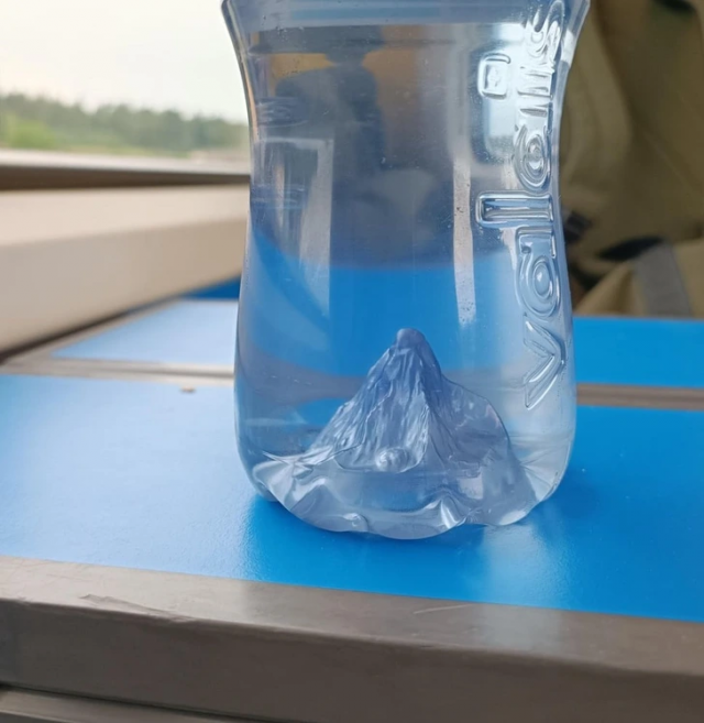 Бутылка воды с 3D-эффектом