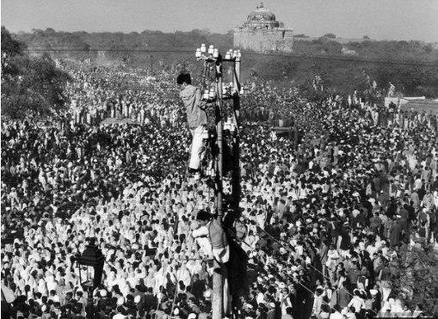 Люди забирались на электрические столбы, чтобы увидеть похороны Махатмы Ганди, 1948 год.