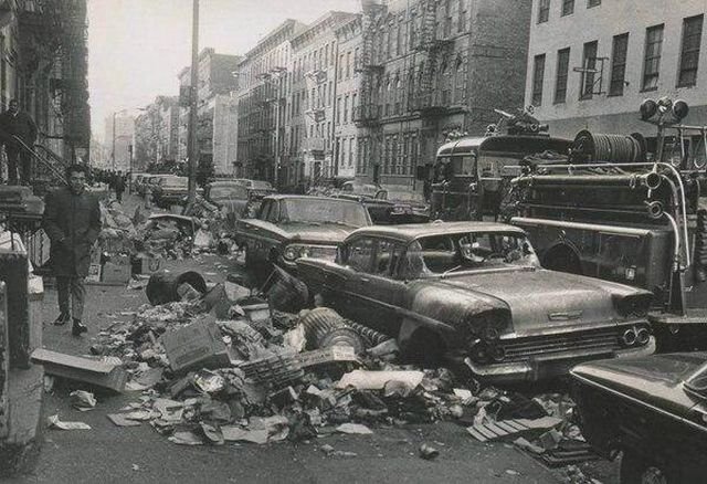 Нью-Йоркская забастовка мусорщиков 1968 года. Протест против неравных зарплат и условий работы.