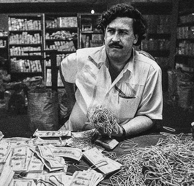 Пабло Эcкобар в одном из своих денежных хранилищ с разбросанными повсюду резинками для денег. Колумбия, 1982 год.