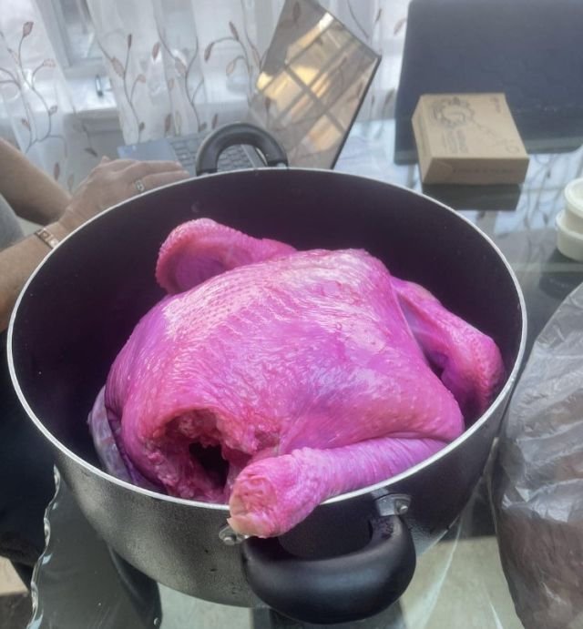 После маринования курица стала розовой