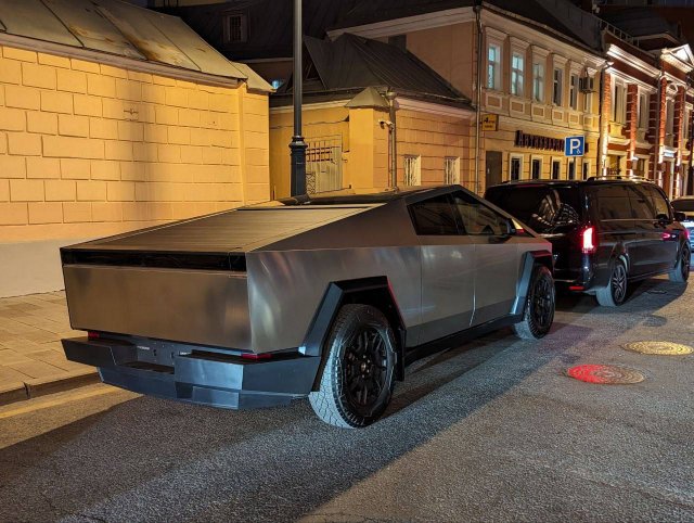 Первый Cybertruck заметили в Москве на Патриках