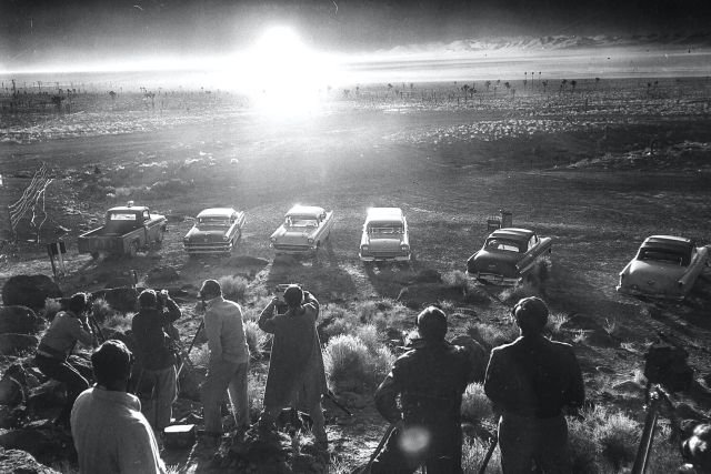 Репортеры наблюдают ядерный взрыв во время операции «Плюмбоб», 1957 год.