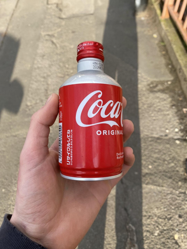 В Японии кока-колу продают в таких необычных бутылках