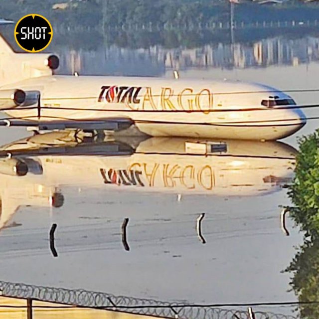 Аэропорт в Бразилии ушел под воду с самолетами