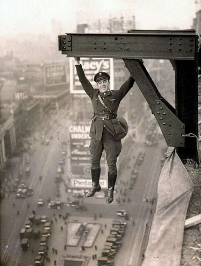 Экстремал 20-го века. Офицер полиции Нью-Йорка позирует висящим над Таймс-сквер, 1920 год.