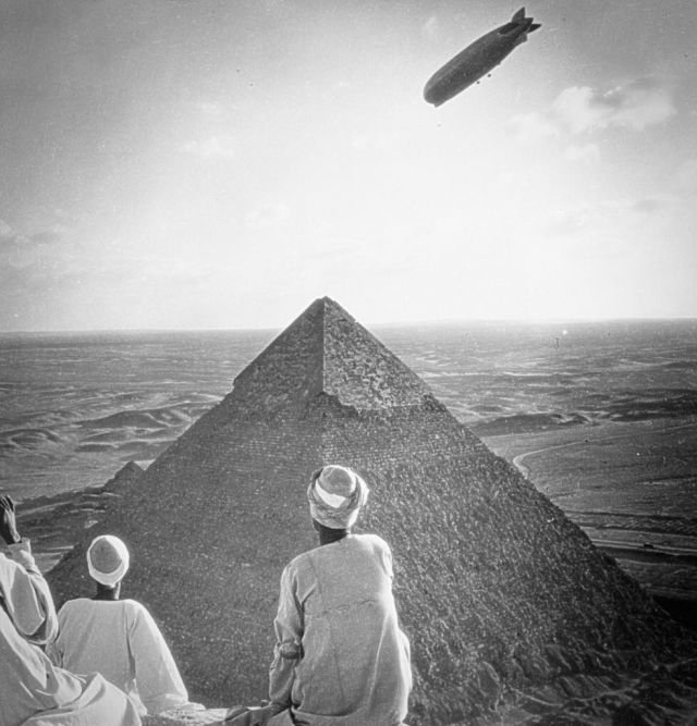 Египтяне смотрят, как дирижабль «Граф Цеппелин» падает на пирамиды гизы. 1931 год.