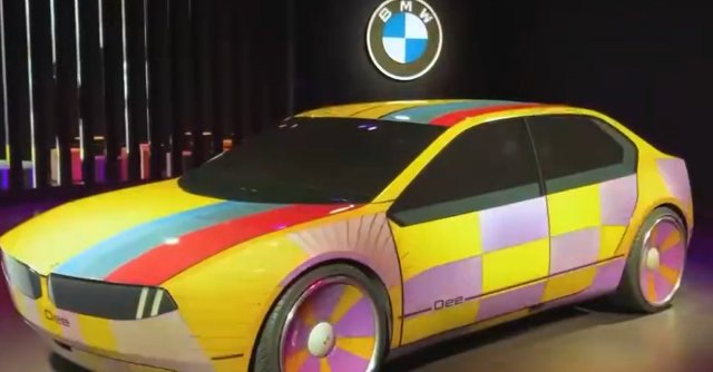 BMW показала концепт седана Vision Dee, который меняет цвет
