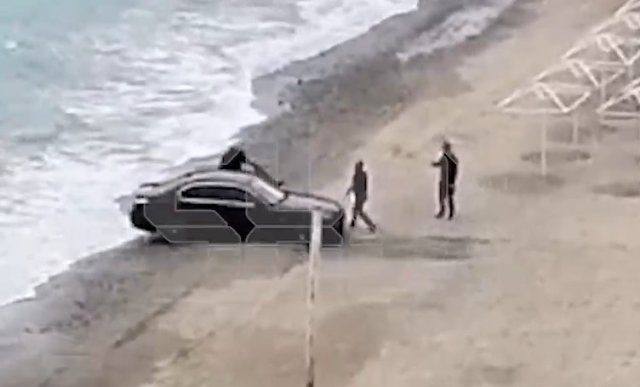 Пьяные туристы утопили машину в Черном море